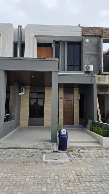 dijual villa jl ngumban surbakti