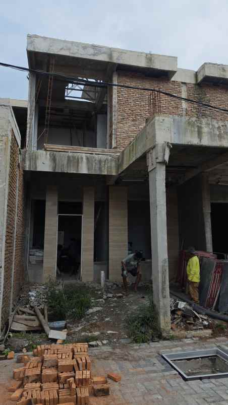 dijual villa jl ngumban surbakti