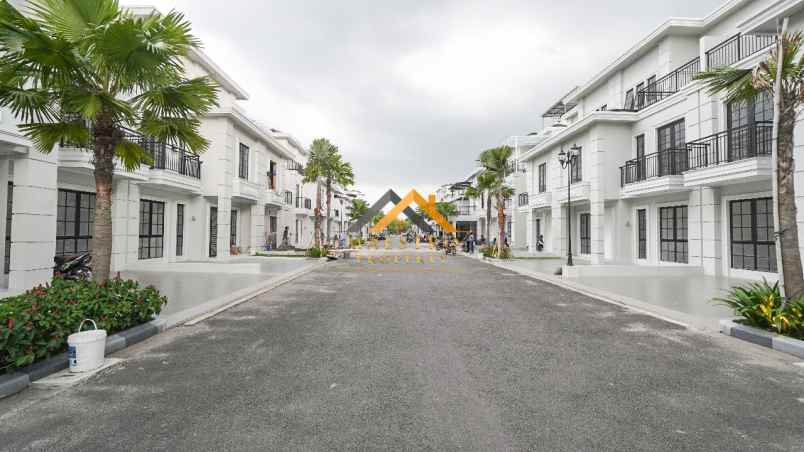 dijual villa komplek jewel park jalan starban polonia