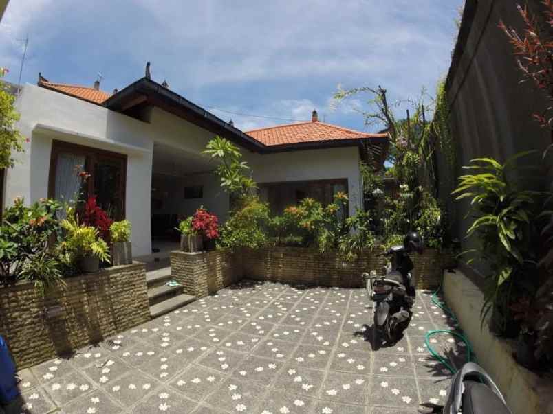 dijual villa lantai 1 lokasi kerobokan