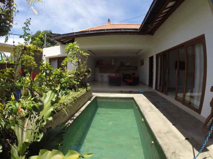 dijual villa lantai 1 lokasi kerobokan