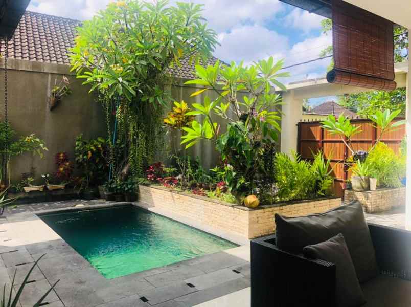 dijual villa lantai 1 lokasi kerobokan