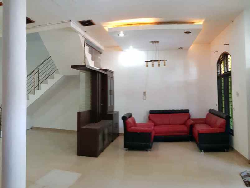 disewa rumah 2 tingkat komplek cemara hijau