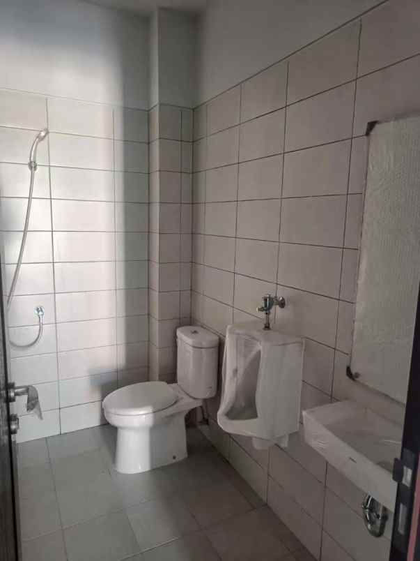 disewakan gudang bizpark pik2 hadap selatan siap pakai