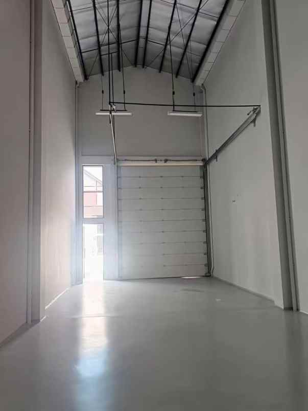 disewakan gudang bizpark pik2 hadap selatan siap pakai