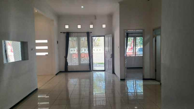disewakan rumah pantai mentari