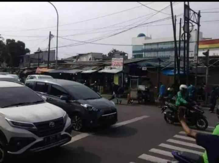 gudang dan kios alfamart pasar rebo pinggir jalan raya