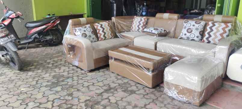 isi rumah dengan sofa modern minimalis