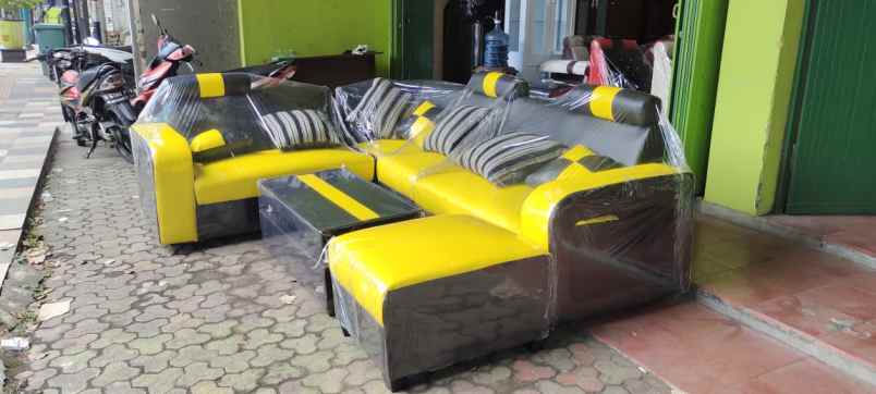 isi rumah dengan sofa modern minimalis