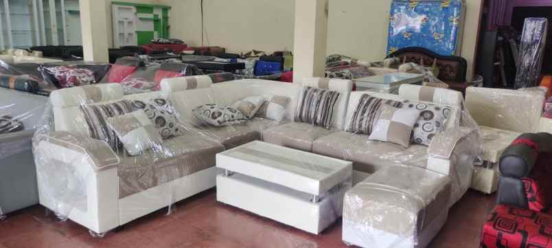 isi rumah dengan sofa modern minimalis