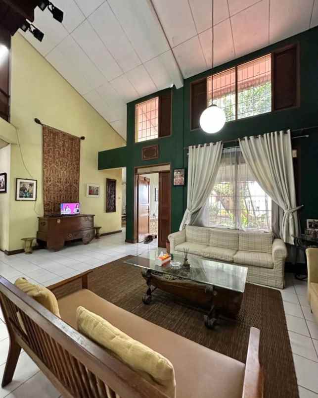 jual rumah di cilandak jakarta selatan tamannya luas