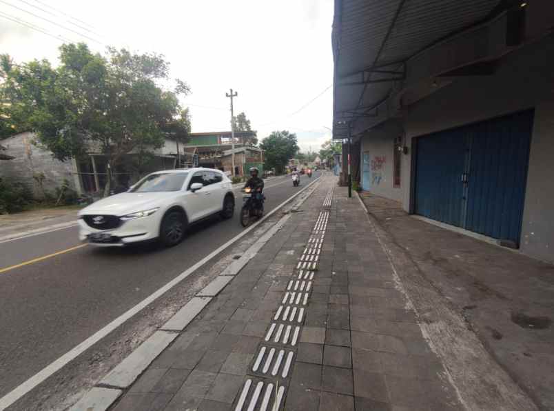 ruko siap huni di jalan raya borobudur magelang