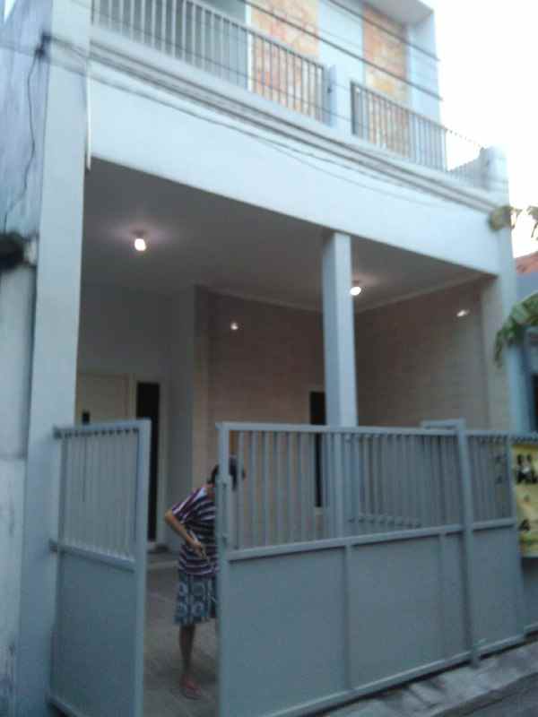 rumah 2 lantai modern minimalis rungkut mapan tengah