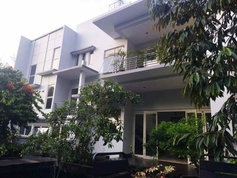 rumah asri di taman telaga golf bsd tangerang selatan