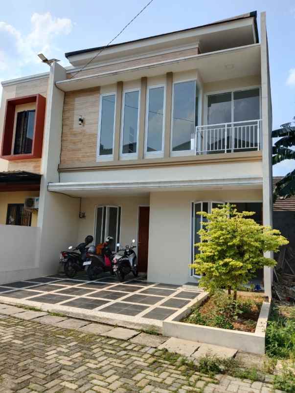 rumah baru 2 lantai di komsen jati asih bekasi