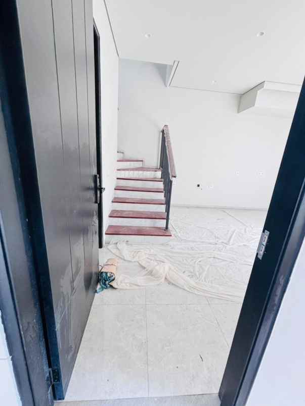 rumah baru cantik 2 lantai di sidoarum godean