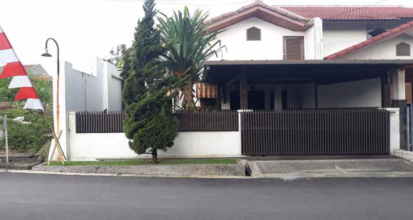 rumah gaya american classic di arcamanik bandung