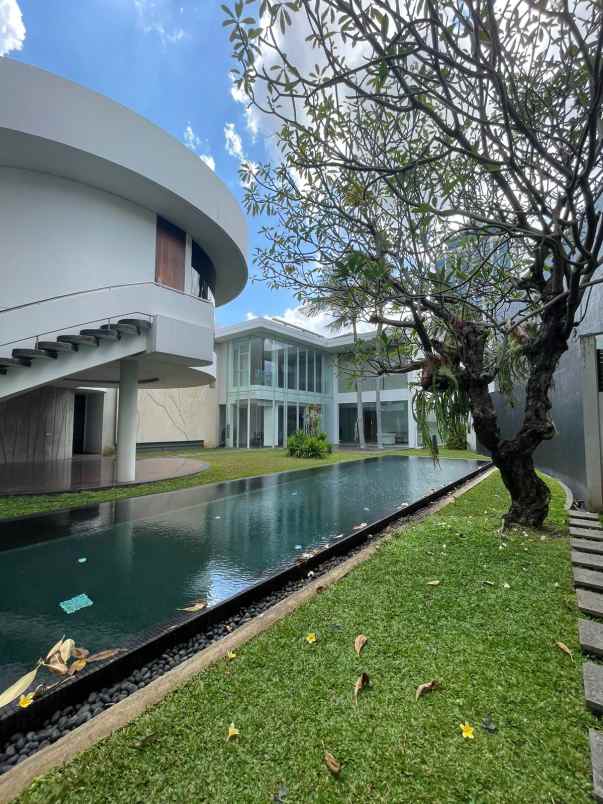 rumah mewah bergaya tropical di menteng jakarta pusat