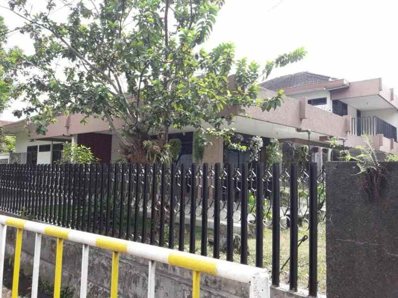 rumah mewah di jalan raya sunandar priyosudarmo malang