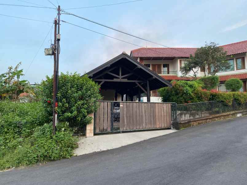 rumah mewah dua lantai daerah srondol kulon semarang