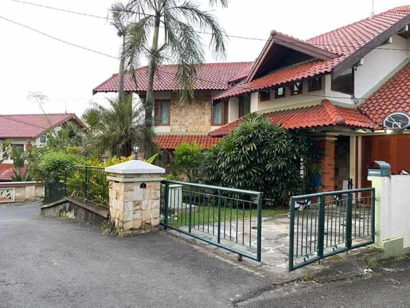 rumah mewah dua lantai daerah srondol kulon semarang