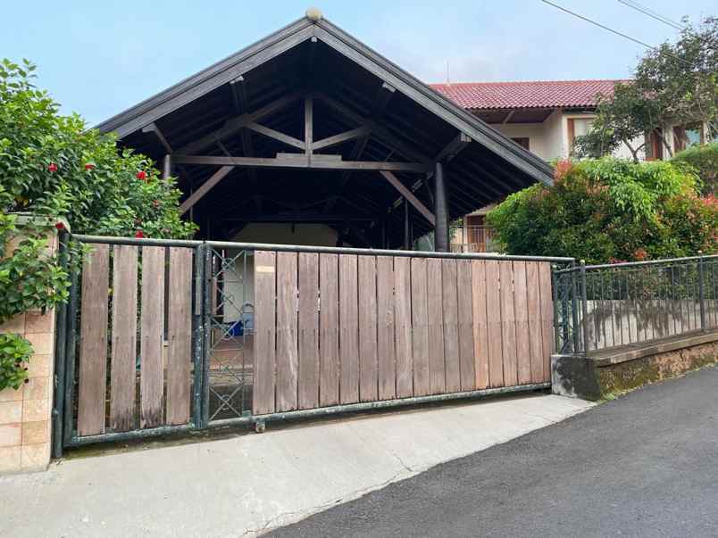 rumah mewah dua lantai daerah srondol kulon semarang