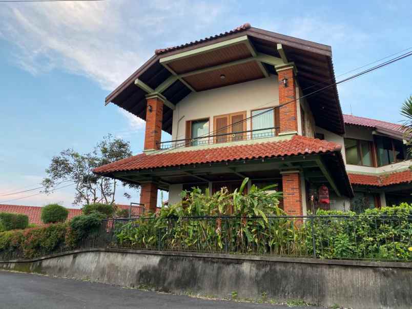 rumah mewah dua lantai daerah srondol kulon semarang