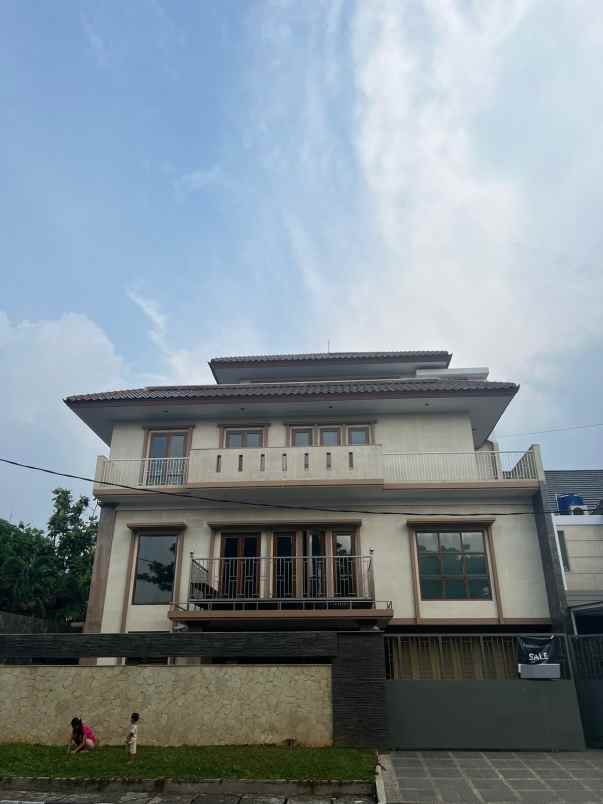 rumah mewah semi furnish di taman villa meruya jakarta