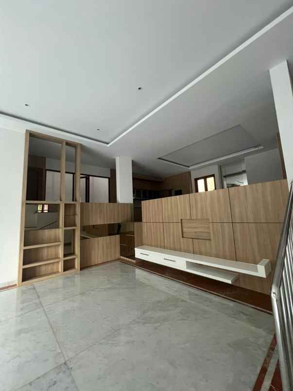 rumah mewah semi furnish di taman villa meruya jakarta