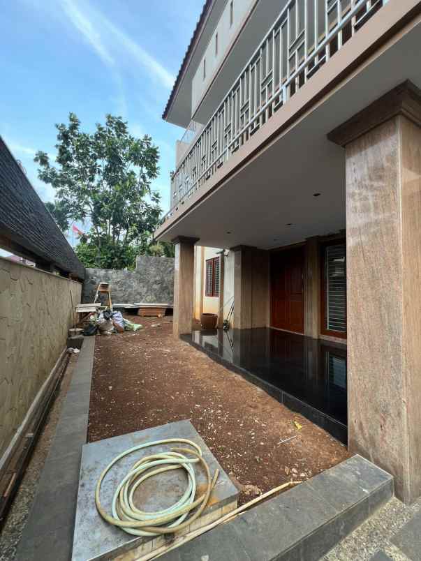 rumah mewah semi furnish di taman villa meruya jakarta