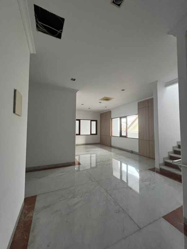 rumah mewah semi furnish di taman villa meruya jakarta