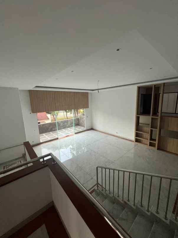 rumah mewah semi furnish di taman villa meruya jakarta