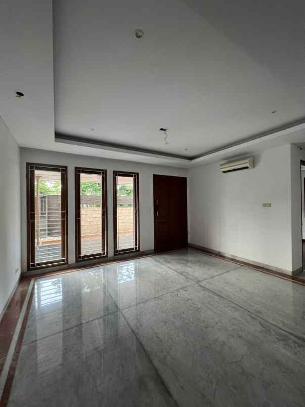 rumah mewah semi furnish di taman villa meruya jakarta