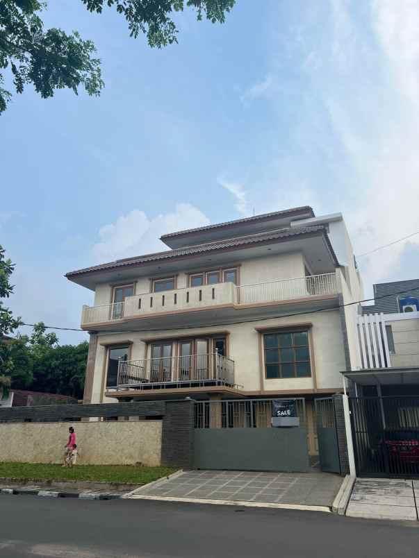 rumah mewah semi furnish di taman villa meruya jakarta