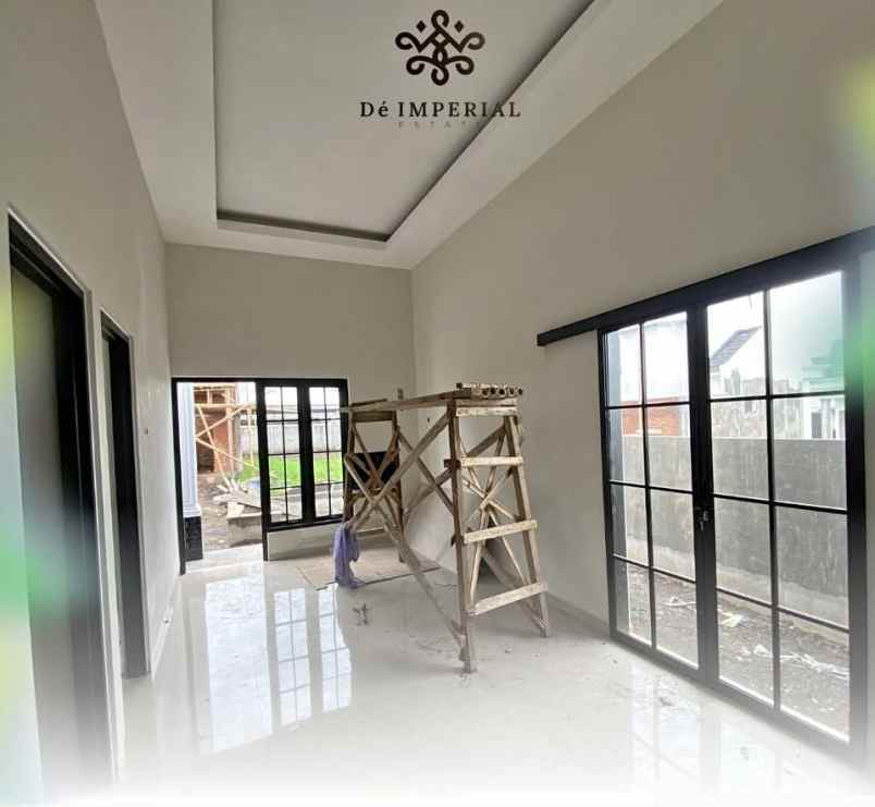 rumah model american klasik di karangploso