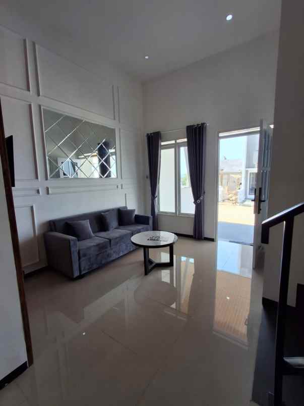 rumah modern 2 lantai free kanopi di pakis malang