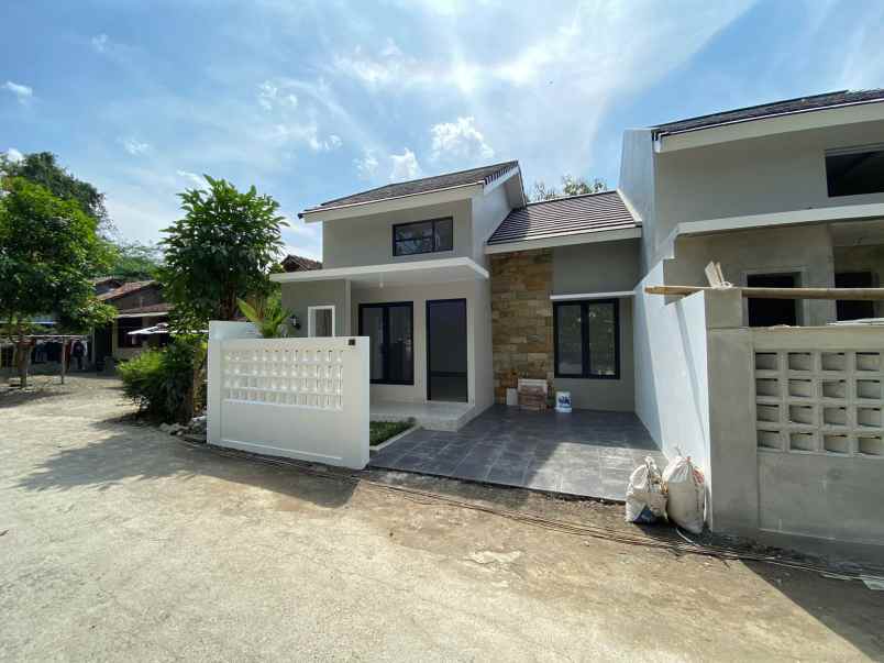 rumah modern cantik dan elegan dekat pasar godean