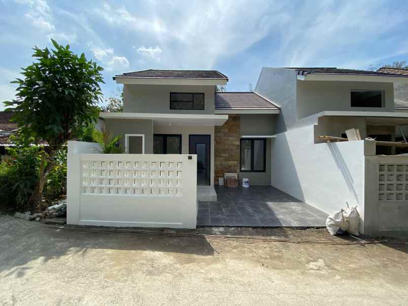 rumah modern cantik dan elegan dekat pasar godean