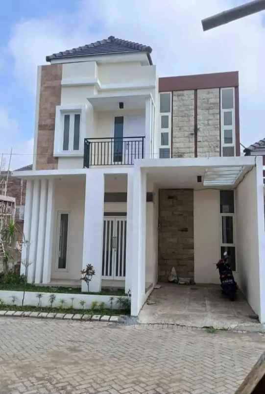 rumah modern lokasi strategis di kota batu