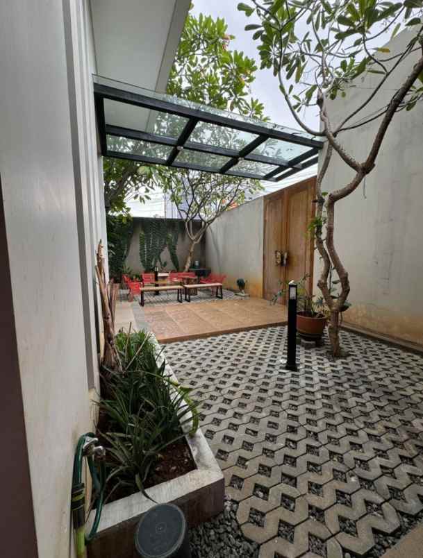 rumah modern minimalist di cipayung jakarta timur