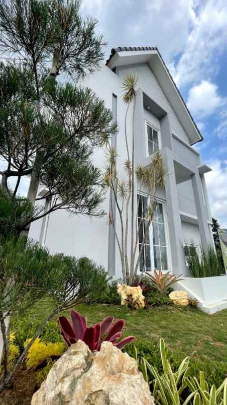 rumah rasa villa lokasi strategis di malang