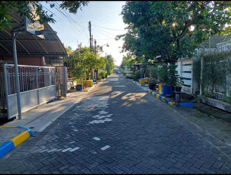 rumah rungkut mapan row 2 mobil longgar