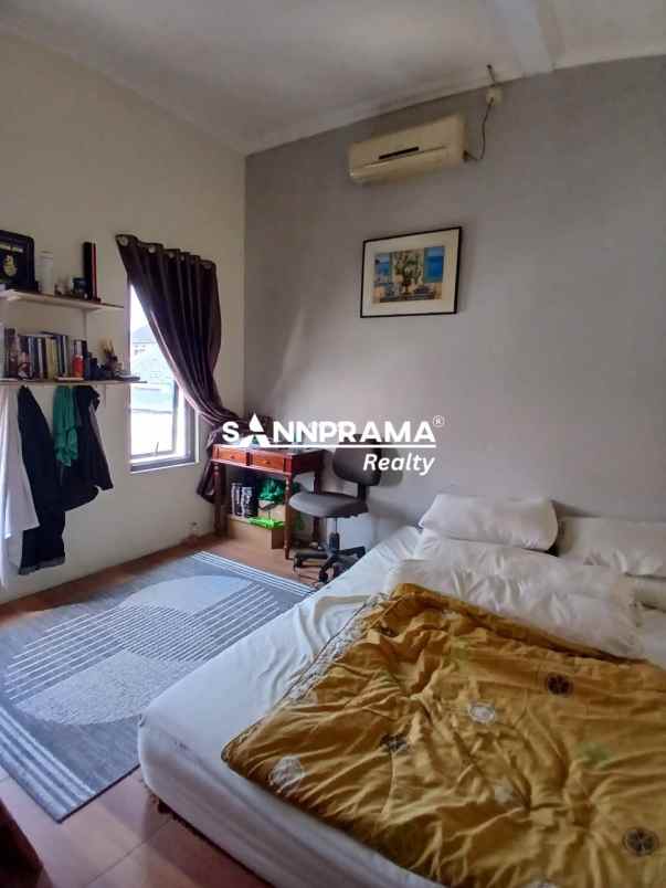 rumah second terawat strategis di mampang depok