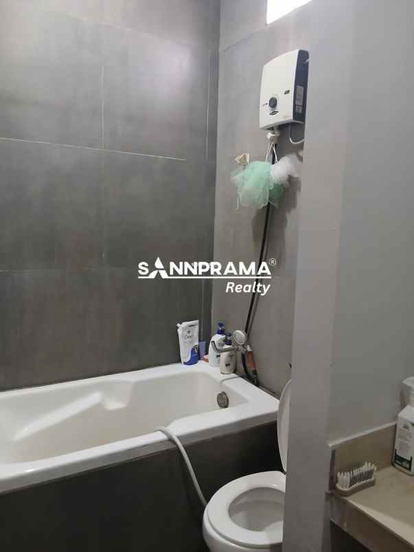 rumah second terawat strategis di mampang depok