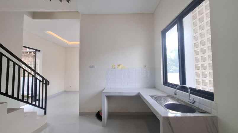 rumah siap huni 2 lantai dekat ke exit tol maguwoharjo