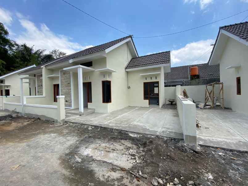 rumah siap huni dengan 3 unit terakhir daerah sayegan