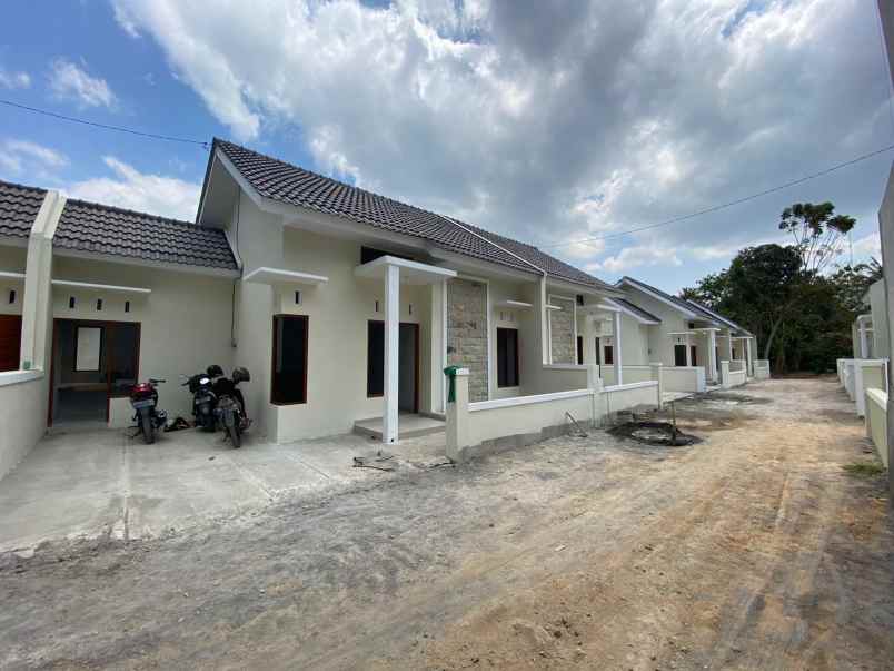 rumah siap huni dengan 3 unit terakhir daerah sayegan