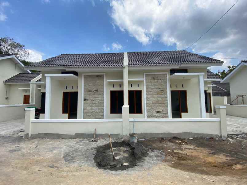 rumah siap huni dengan 3 unit terakhir daerah sayegan