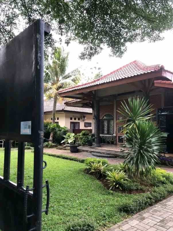 rumah villa luas bojongsari depok ada kolam renang