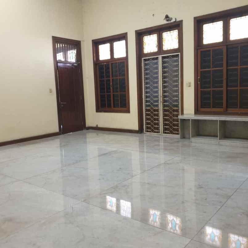 bangunan komersial di raya diponegoro sby pusat